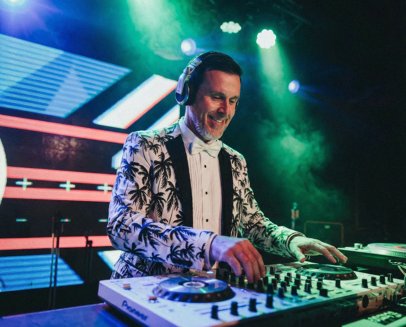 Tux performing - Photo 1