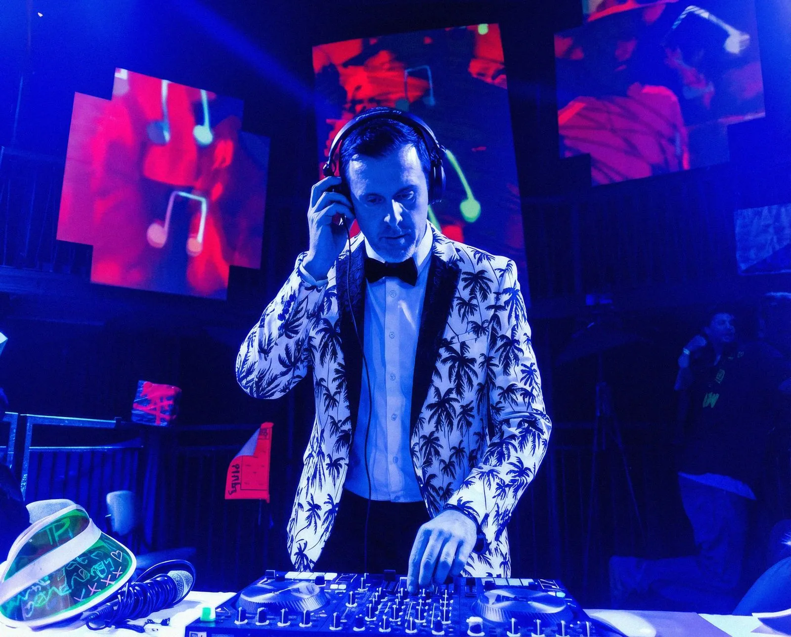 Tux performing - Photo 4