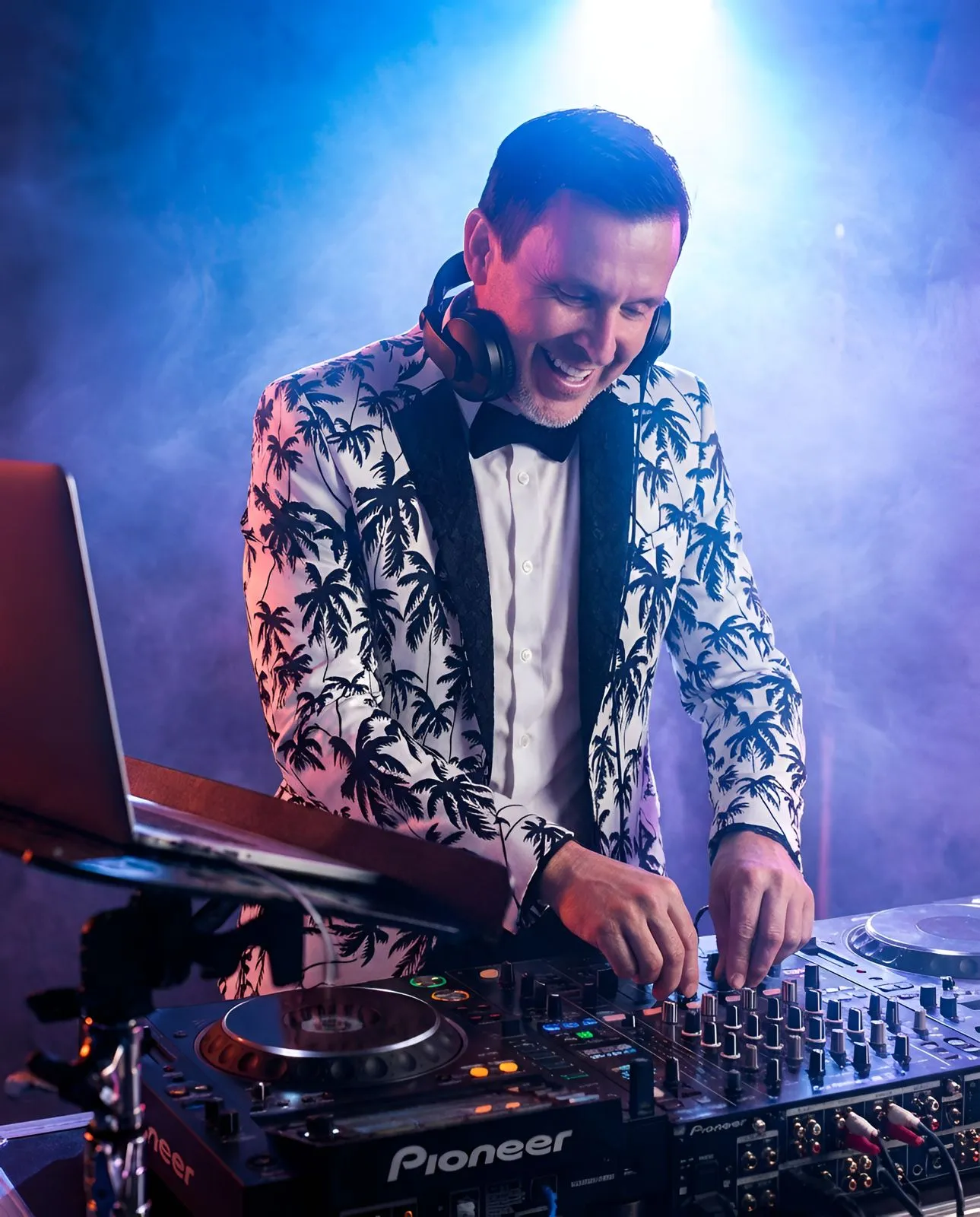 Tux performing - Photo 5