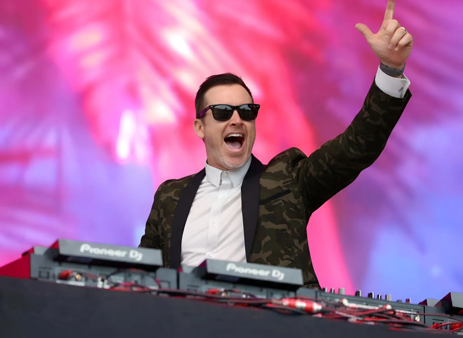 Tux performing - Photo 6