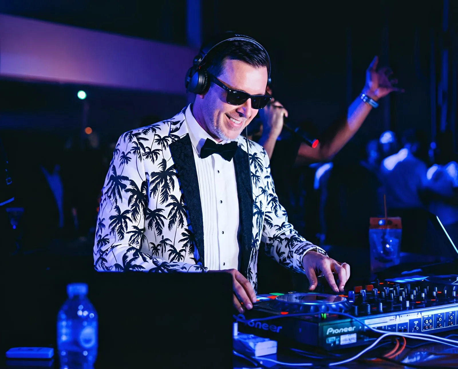 Tux performing - Photo 8